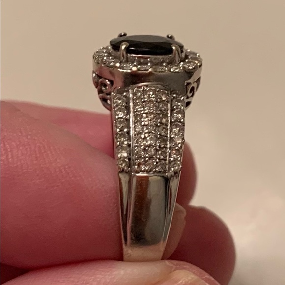 14 KT WHITE GOLD SAPPHIRE & DIAMOND RING - Picture 6 of 8